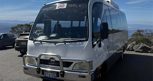 buses_0000__0004_Hino R8 Bus (2008) Hino R8 bus parked at a mountain lookout with views behind
